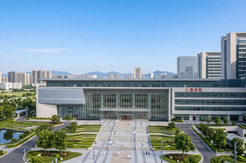 Exterior of a large modern Chinese tertiary hospital under a clear blue sky